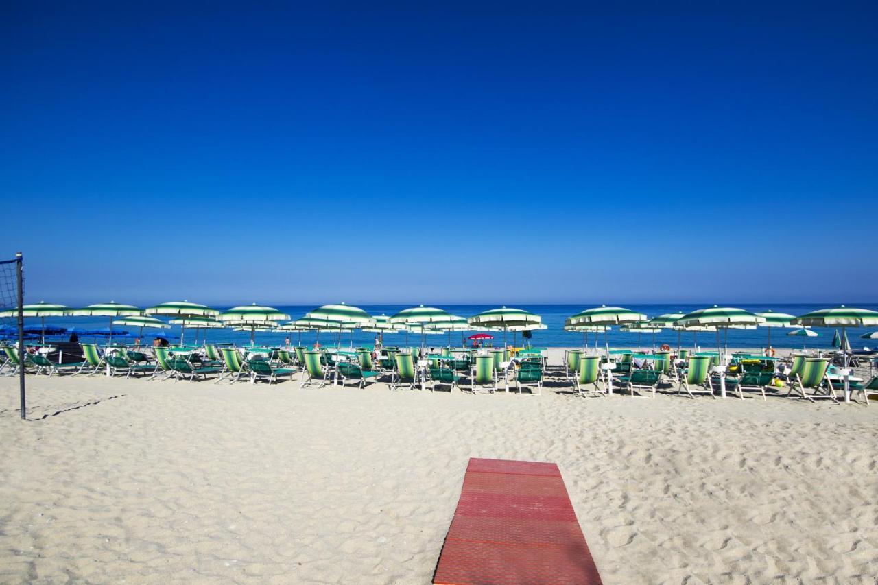 Park Oasi Resort Zambrone Buitenkant foto